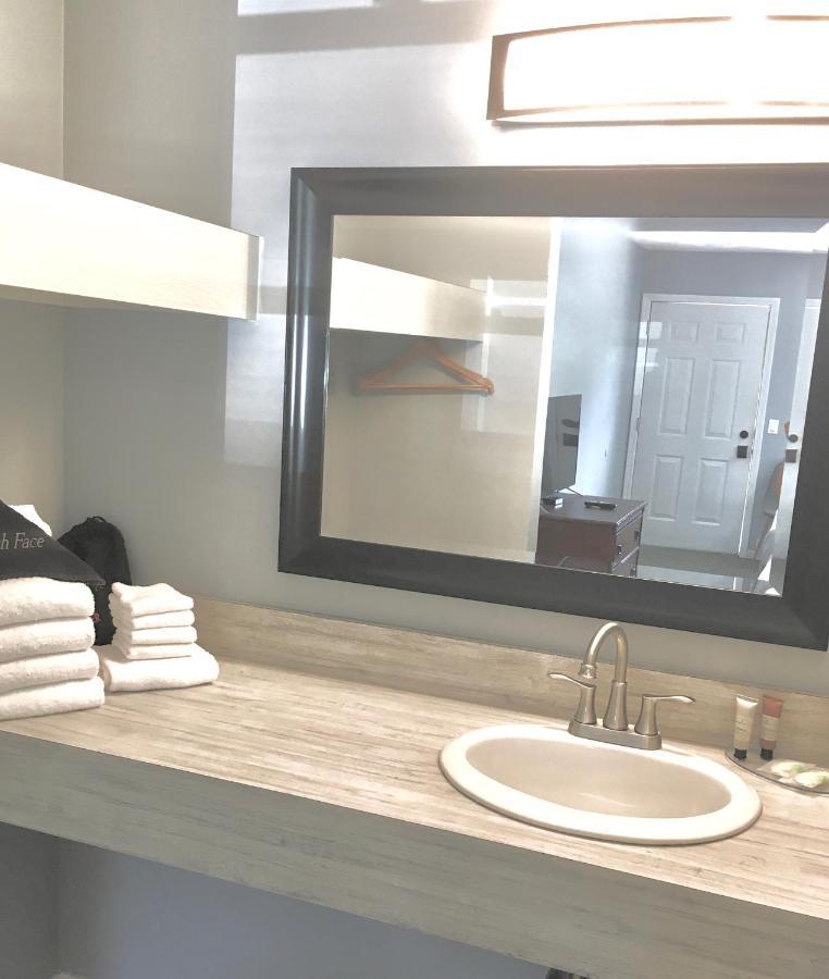 Empire Lakeshore Inn Bagian luar foto